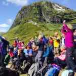 Publikum på Leikskeid danser flash mob i flotte omgivelser