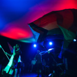 Lærerstaben på skeiv nattklubb med prideflagg