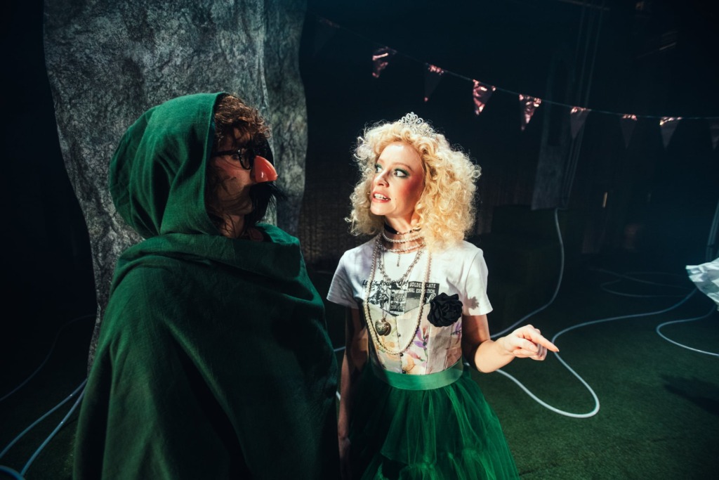 Robin Hood utkledd og Lady Marion